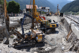 Abb. 4: Herstellung der Großbohrpfähle (d=90cm) und der DSV-Säulen für die Wasserdichte Baugrubenumschließung